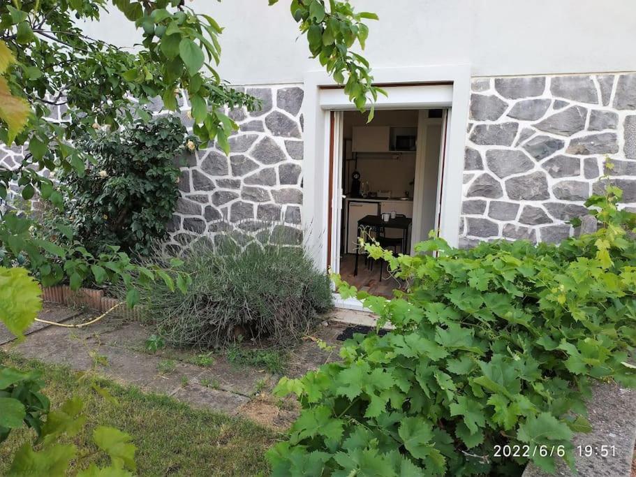 Grand Studio Avec Jardin Et Entree Privative A Noter Reservations De 3 Nuits Minimum Clermont-Ferrand Exterior foto